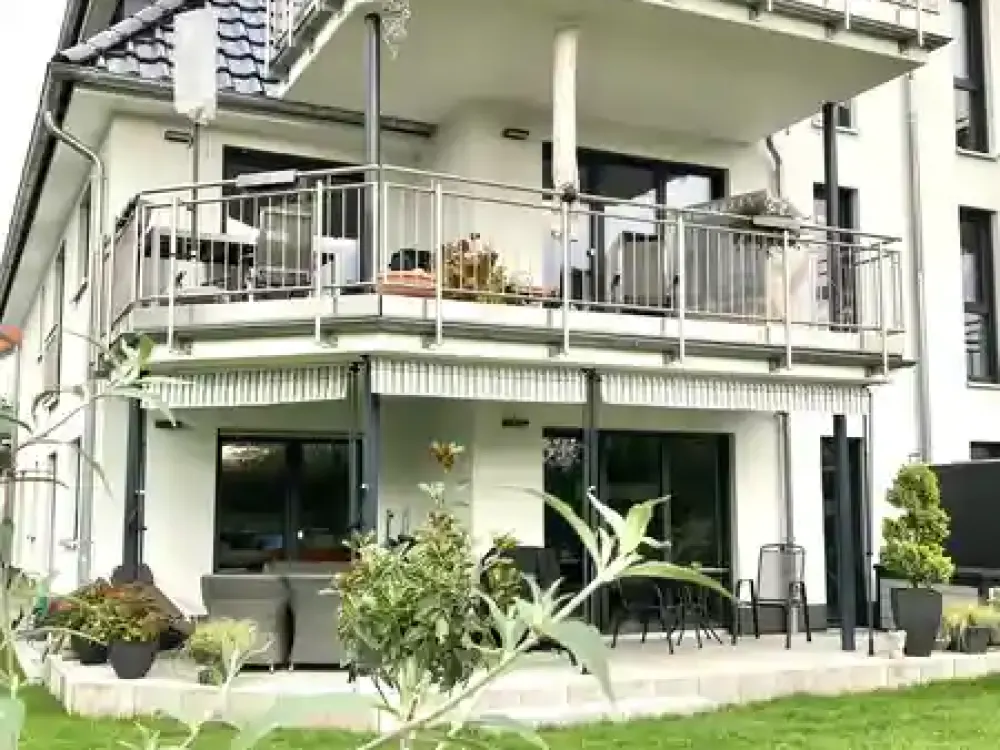 Moderne Erdgeschoss-Wohnung mit Terrasse und großem Garten!