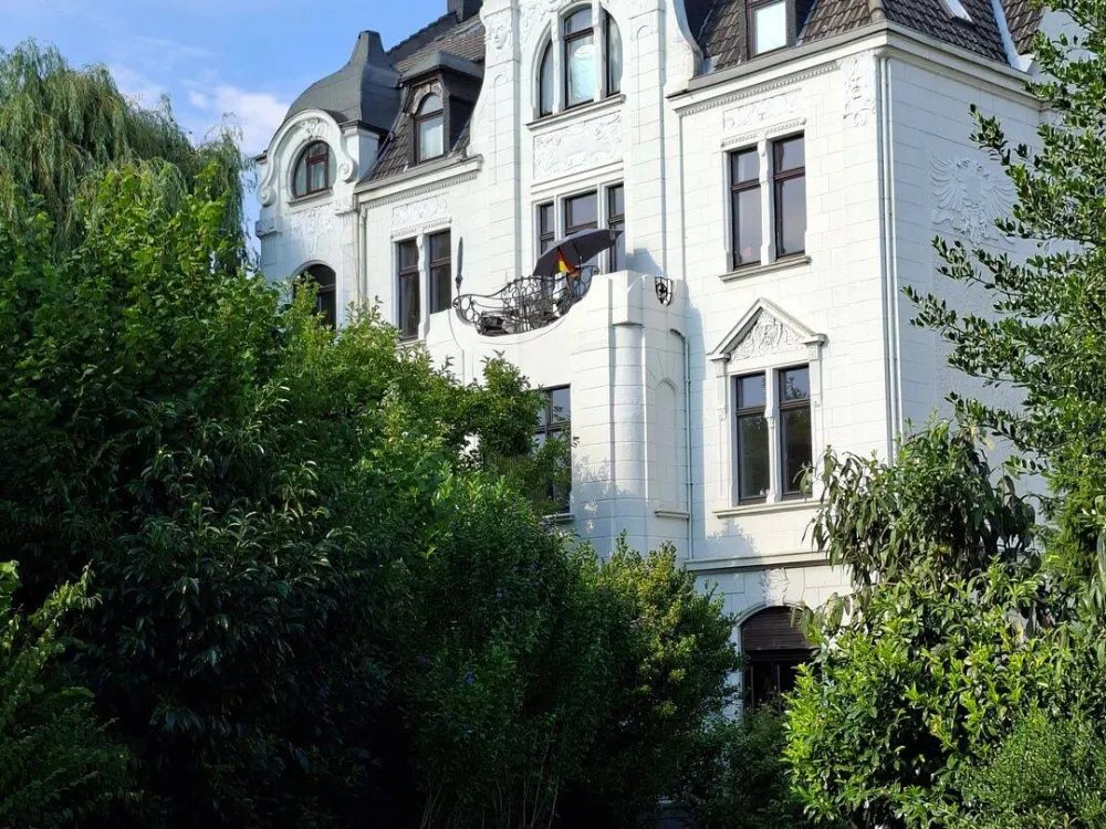großzügige 155 m² Altbauwohnung in freihstehendem Jugendstilhaus