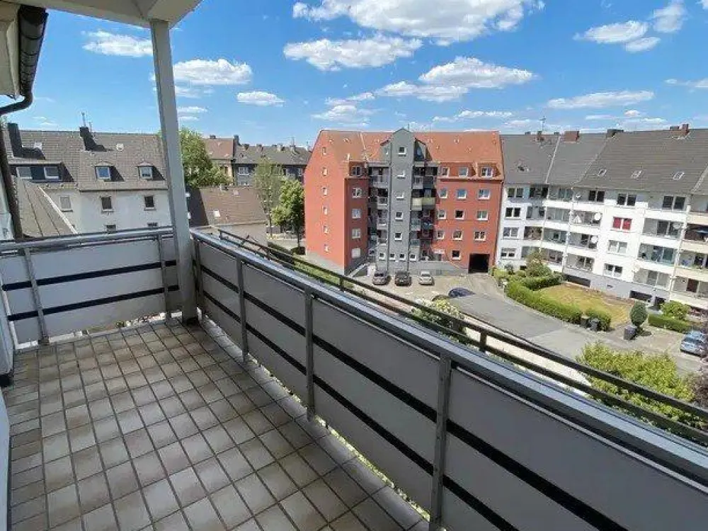 ***Altbauwohnung mit 3,5-4 Zimmern, Balkon,EBK, Gartenmitbenutzung, Wohnküche, Badewanne & Dusche***