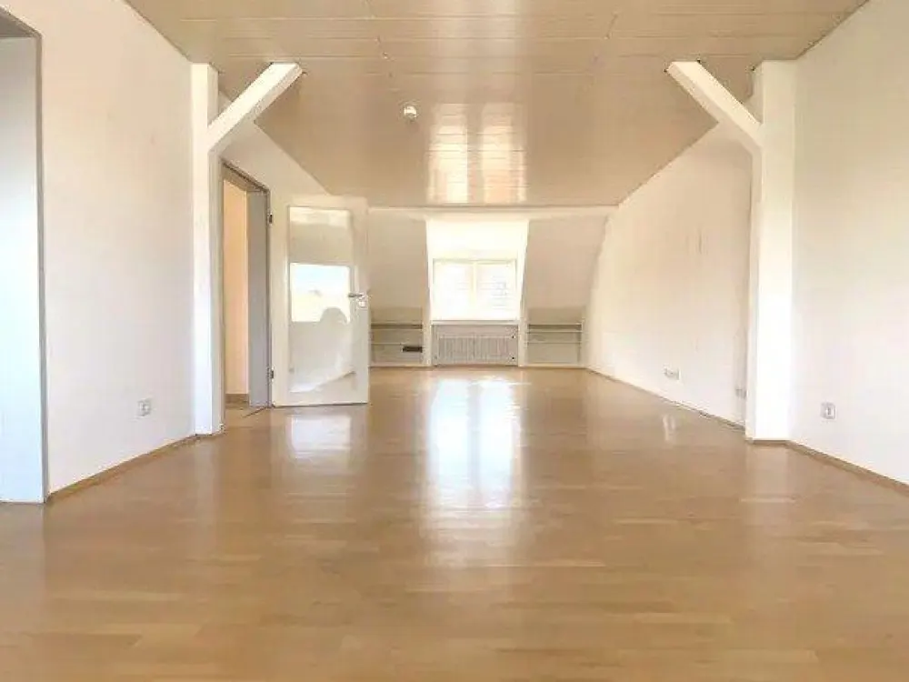***Altbauwohnung mit 3,5-4 Zimmern, Balkon,EBK, Gartenmitbenutzung, Wohnküche, Badewanne & Dusche***