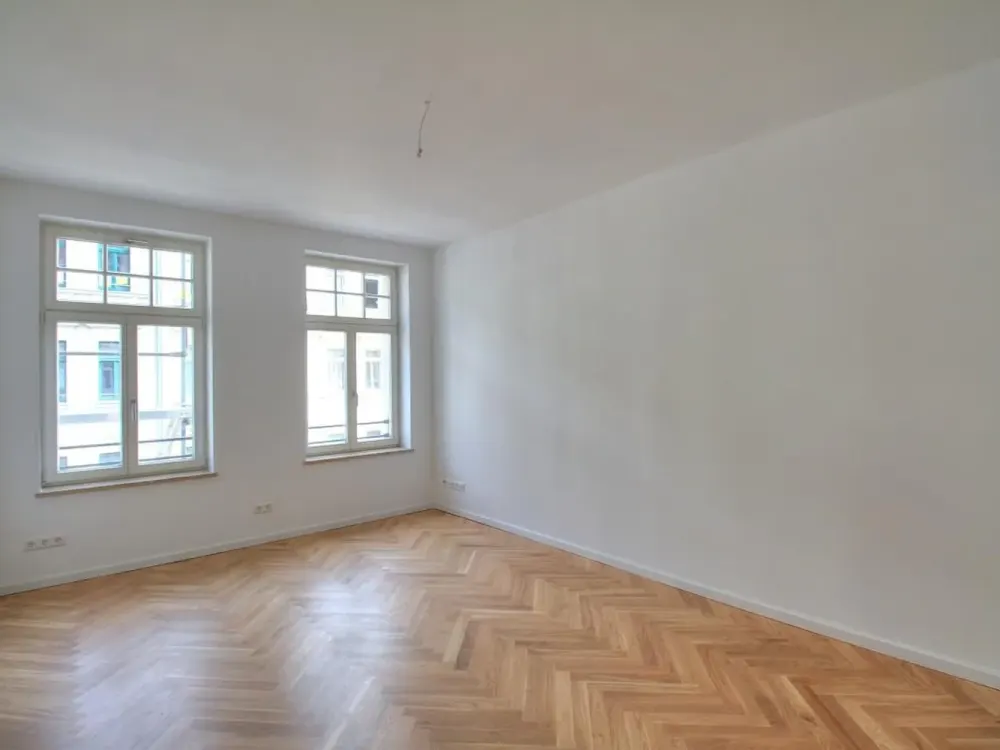 Second occupancy: Exclusively renovated 3-room apartment with luxury fitted kitchen for rent
