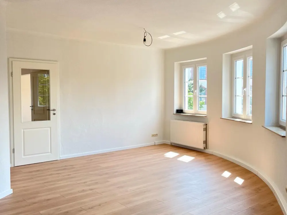 helle, renovierte 2,5-Zimmer Wohnung mit neuer Küche