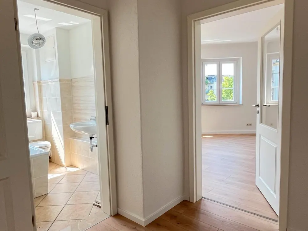 helle, renovierte 2,5-Zimmer Wohnung mit neuer Küche