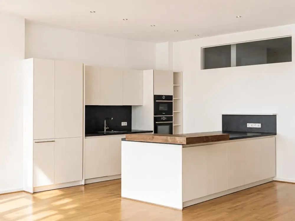 Modernes Loft in City-Lage | Kamin, EBK und Aufzug | Hochwertiges Parkett | Loggia