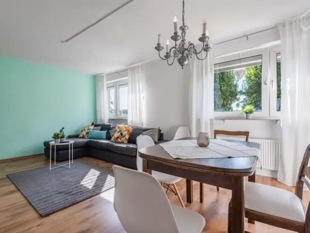 Hochwertige möblierte 3 Zimmer Wohnung mit sonnigem Balkon in Frankfurt Niederrad