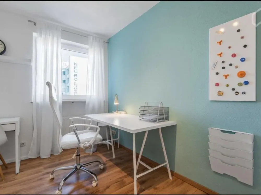Hochwertige möblierte 3 Zimmer Wohnung mit sonnigem Balkon in Frankfurt Niederrad
