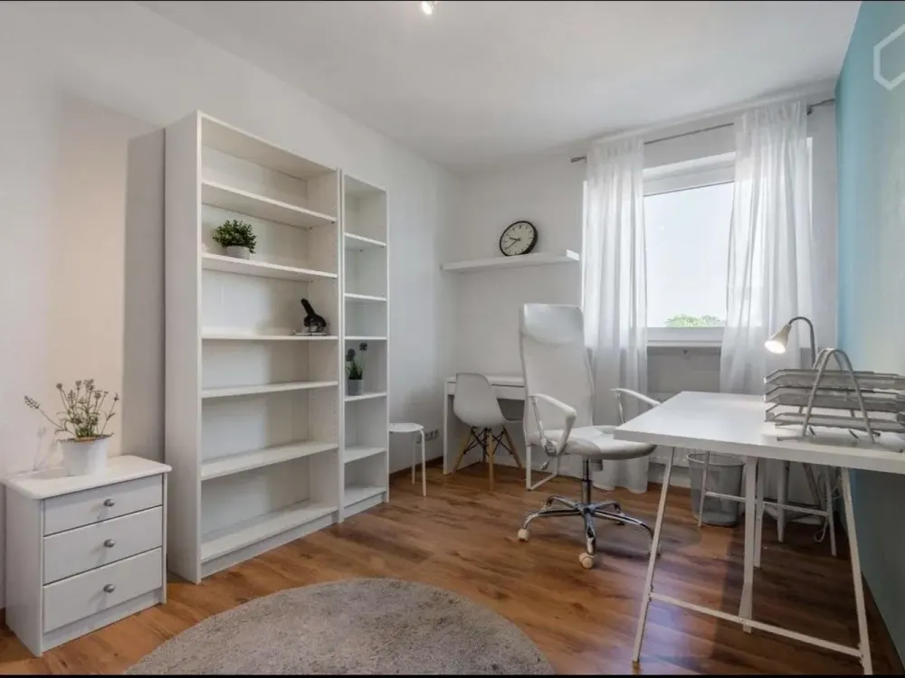 Hochwertige möblierte 3 Zimmer Wohnung mit sonnigem Balkon in Frankfurt Niederrad