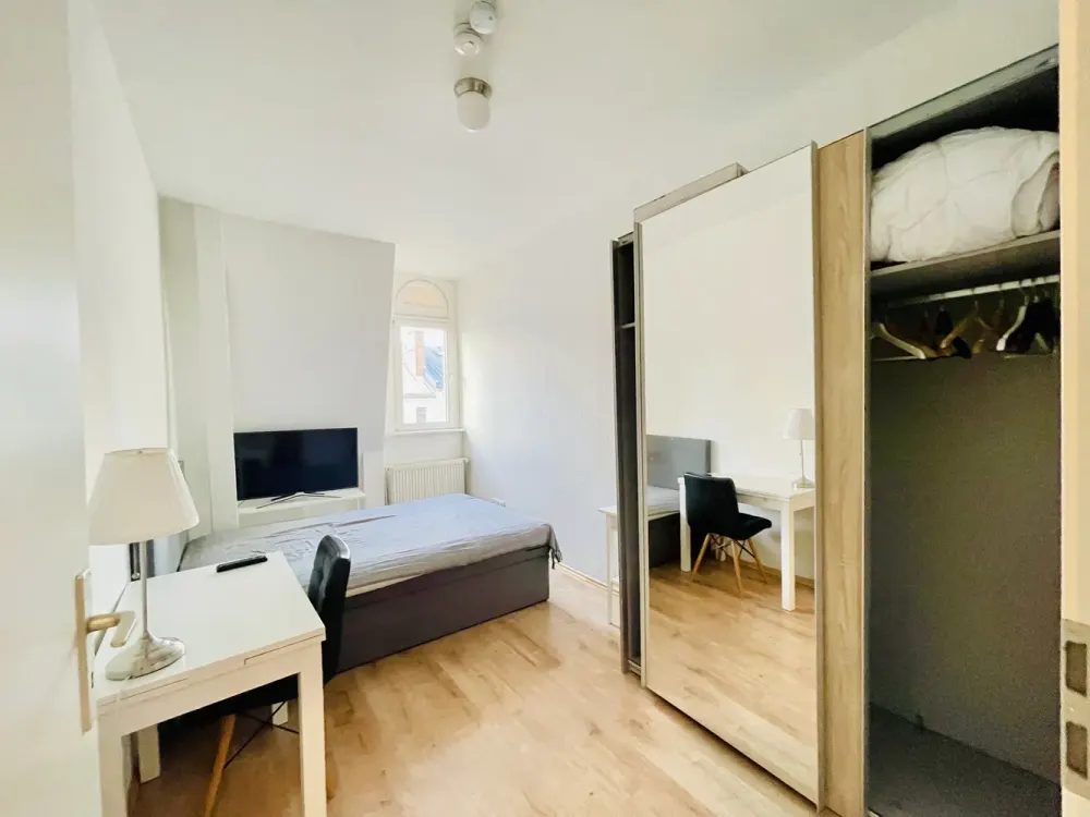 WG willkommen*gemütliche 5-Zimmer-Altbau-Wohnung*inkl. EBK*2 Bäder*2 G-WC’s*im Bahnhofskiez