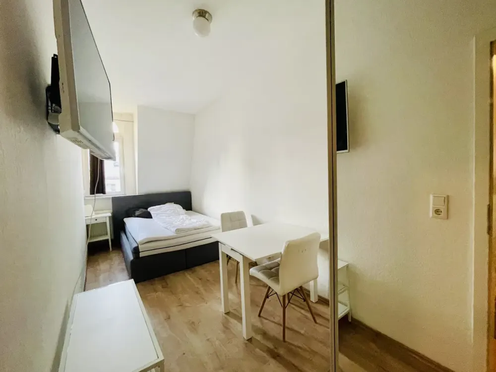 WG willkommen*gemütliche 5-Zimmer-Altbau-Wohnung*inkl. EBK*2 Bäder*2 G-WC’s*im Bahnhofskiez
