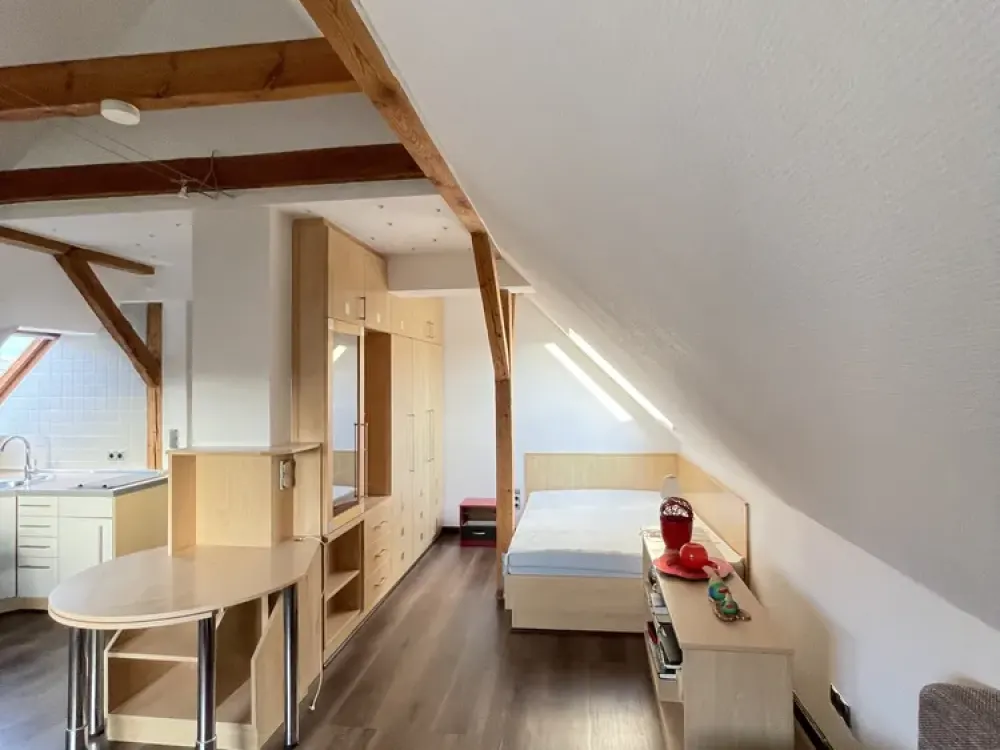 Pauschalmiete! möblierte 1-Zimmer-Dachgeschoss-Wohnung mit Duschbad, Einbauküche, PKW-Stellplatz