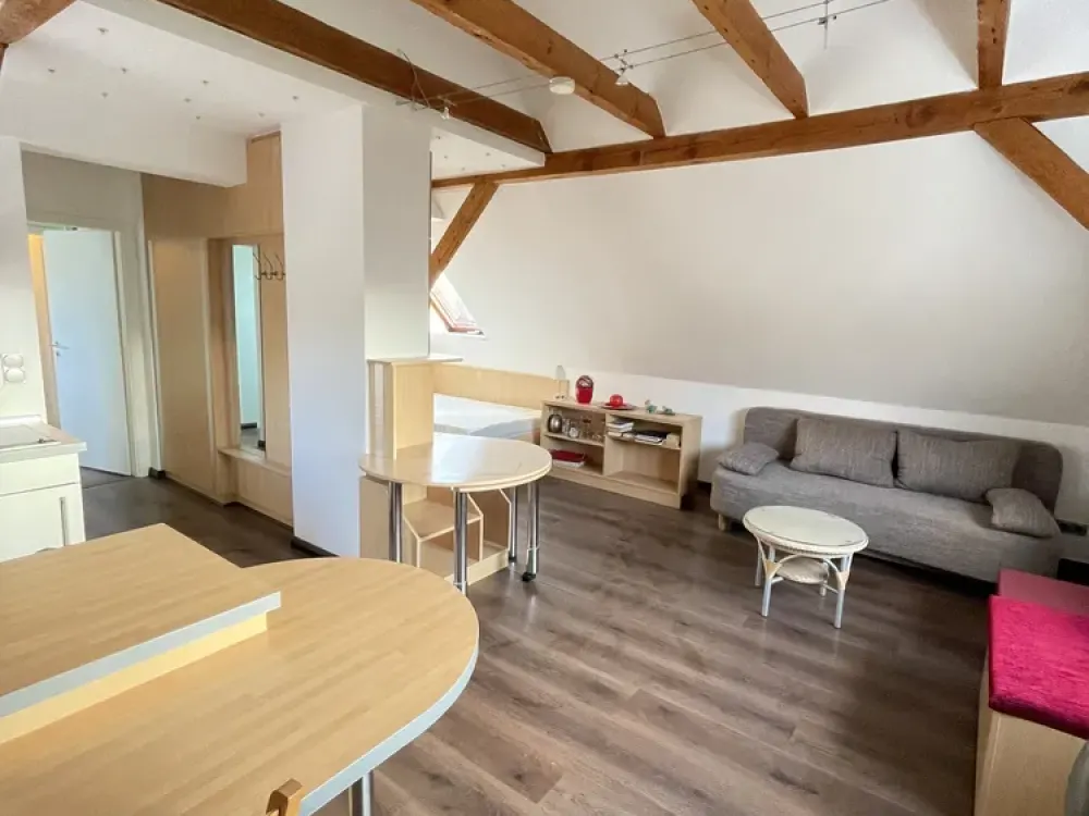 Pauschalmiete! möblierte 1-Zimmer-Dachgeschoss-Wohnung mit Duschbad, Einbauküche, PKW-Stellplatz