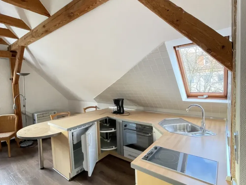 Pauschalmiete! möblierte 1-Zimmer-Dachgeschoss-Wohnung mit Duschbad, Einbauküche, PKW-Stellplatz