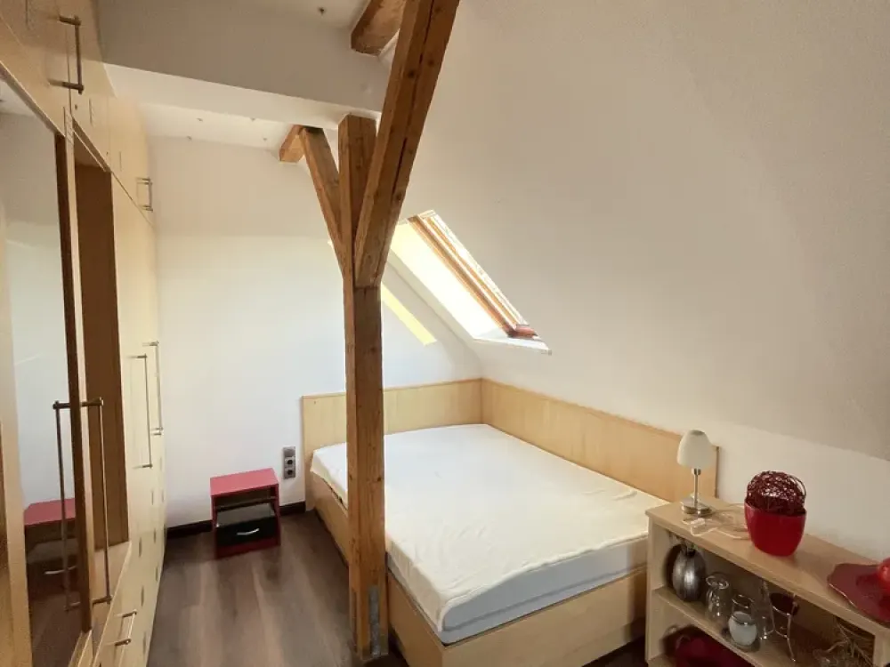 Pauschalmiete! möblierte 1-Zimmer-Dachgeschoss-Wohnung mit Duschbad, Einbauküche, PKW-Stellplatz