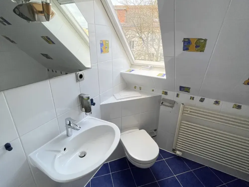 Pauschalmiete! möblierte 1-Zimmer-Dachgeschoss-Wohnung mit Duschbad, Einbauküche, PKW-Stellplatz