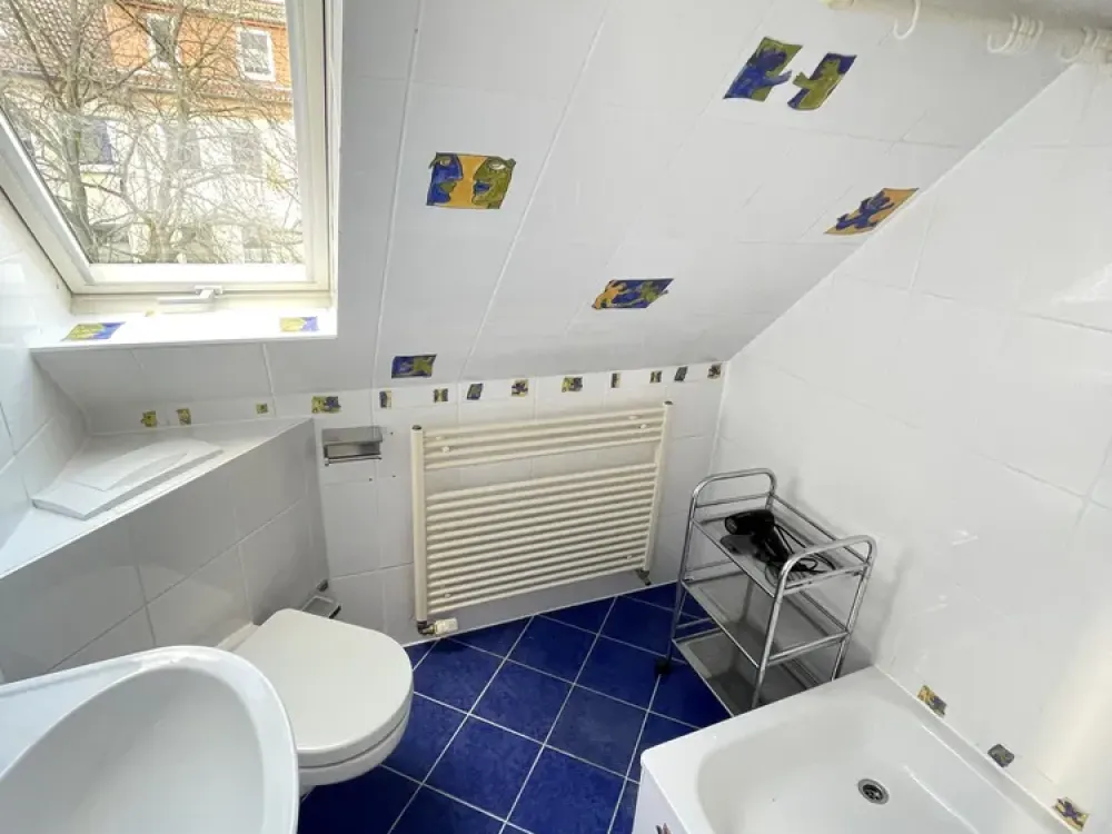 Pauschalmiete! möblierte 1-Zimmer-Dachgeschoss-Wohnung mit Duschbad, Einbauküche, PKW-Stellplatz
