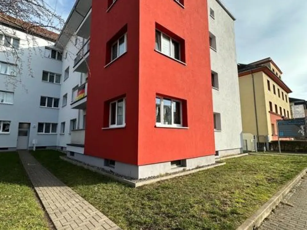 Completely Renovated 3-Room Apartment with Good Connections