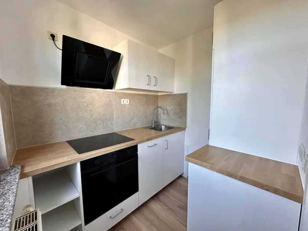 Freshly Renovated 3-Room Maisonette with New Kitchen and Two Bathrooms