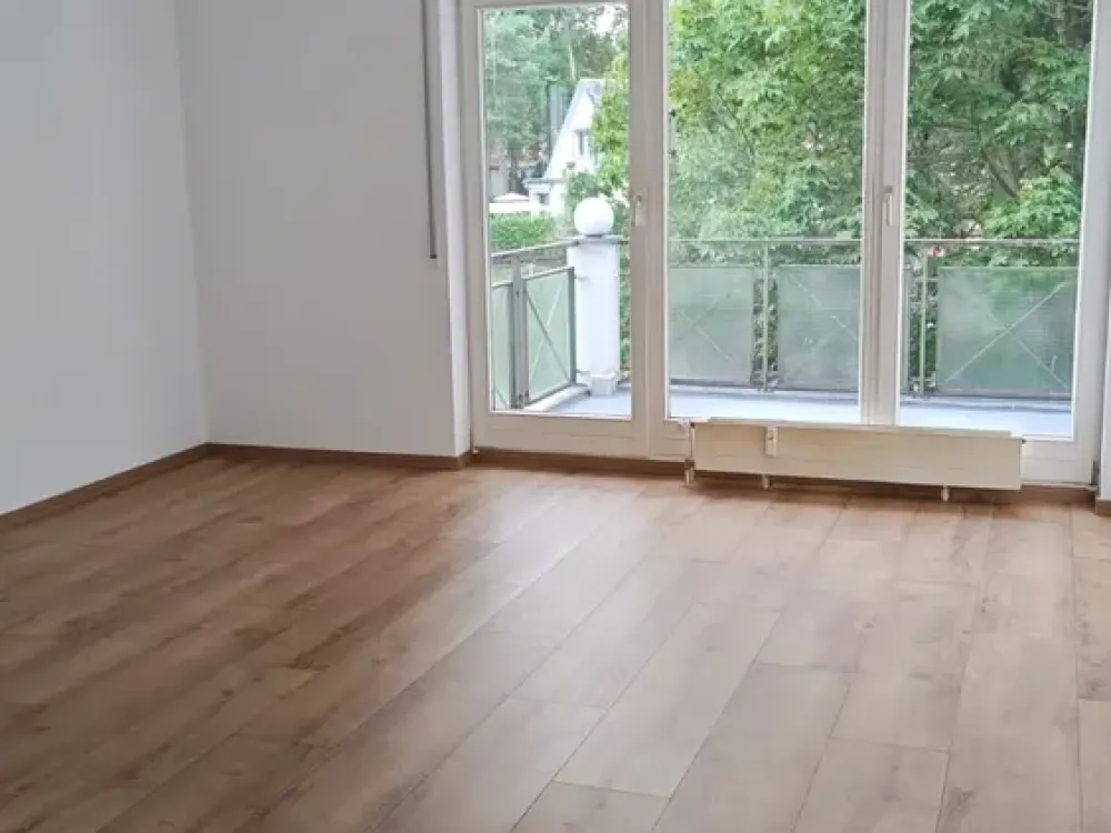 Frisch sanierte, helle Wohnung mit gr. Westbalkon, Natur & Abendsonne