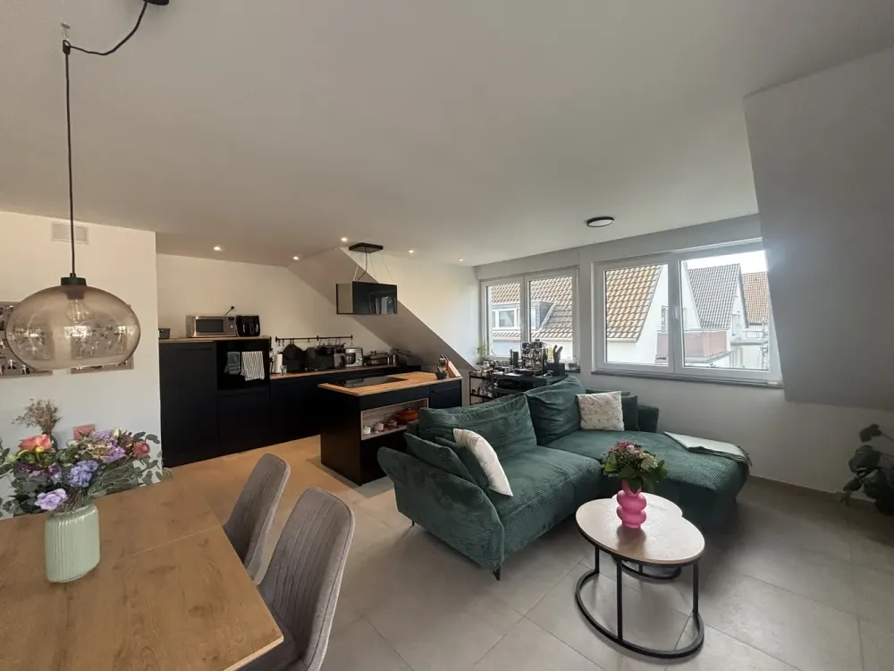 Moderne 2-Zimmer-Wohnung mit großem Balkon, Einbauküche & Stellplatz