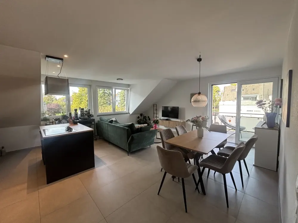 Moderne 2-Zimmer-Wohnung mit großem Balkon, Einbauküche & Stellplatz