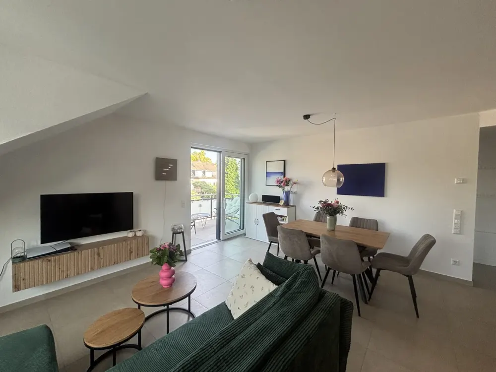 Moderne 2-Zimmer-Wohnung mit großem Balkon, Einbauküche & Stellplatz