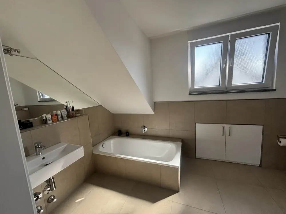 Moderne 2-Zimmer-Wohnung mit großem Balkon, Einbauküche & Stellplatz