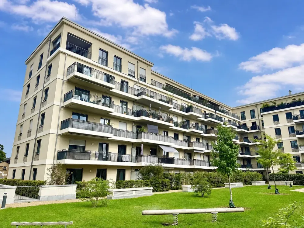 Exclusive Living in Dresden's Hafencity, 4 Rooms with Dreamlike Elbe View