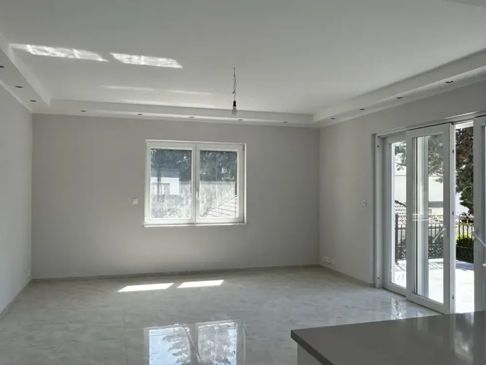 Stilvolle Neubauwohnung mit eigener Terrasse in einem Zweifamilienhaus