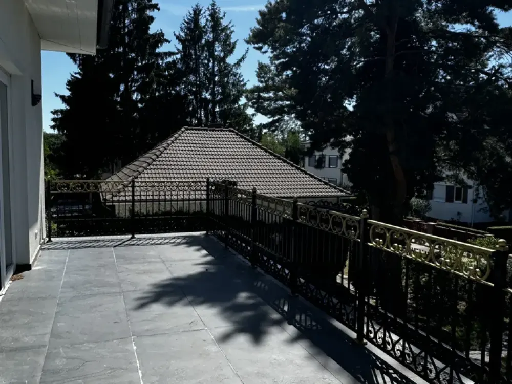 Stilvolle Neubauwohnung mit eigener Terrasse in einem Zweifamilienhaus