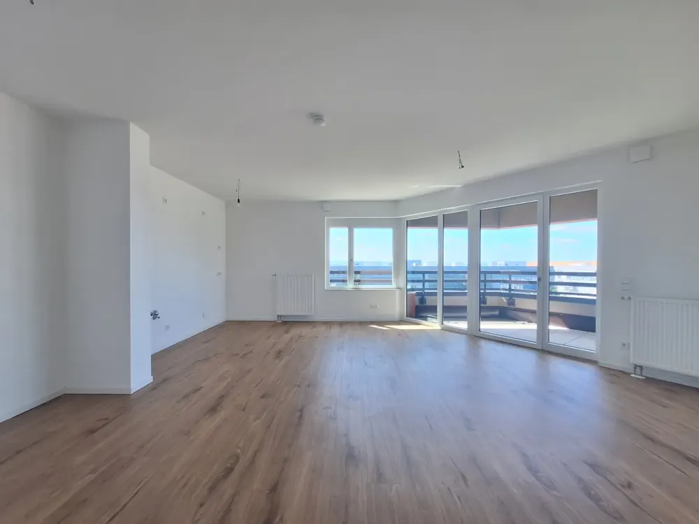 Bright 3-Room Apartment with Large Loggia