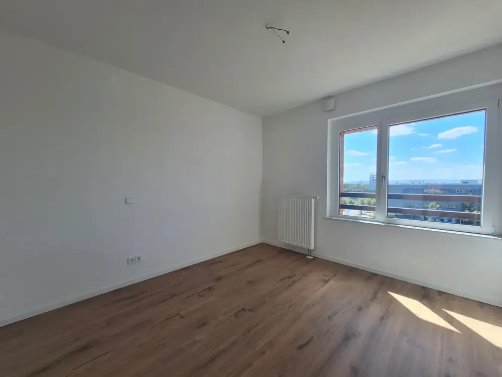 Bright 3-Room Apartment with Large Loggia