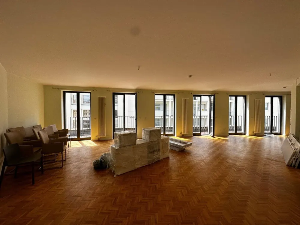 * exklusive 2 Raumwohnung im Zentrum der Stadt mit Concierge u. Dachterrasse *