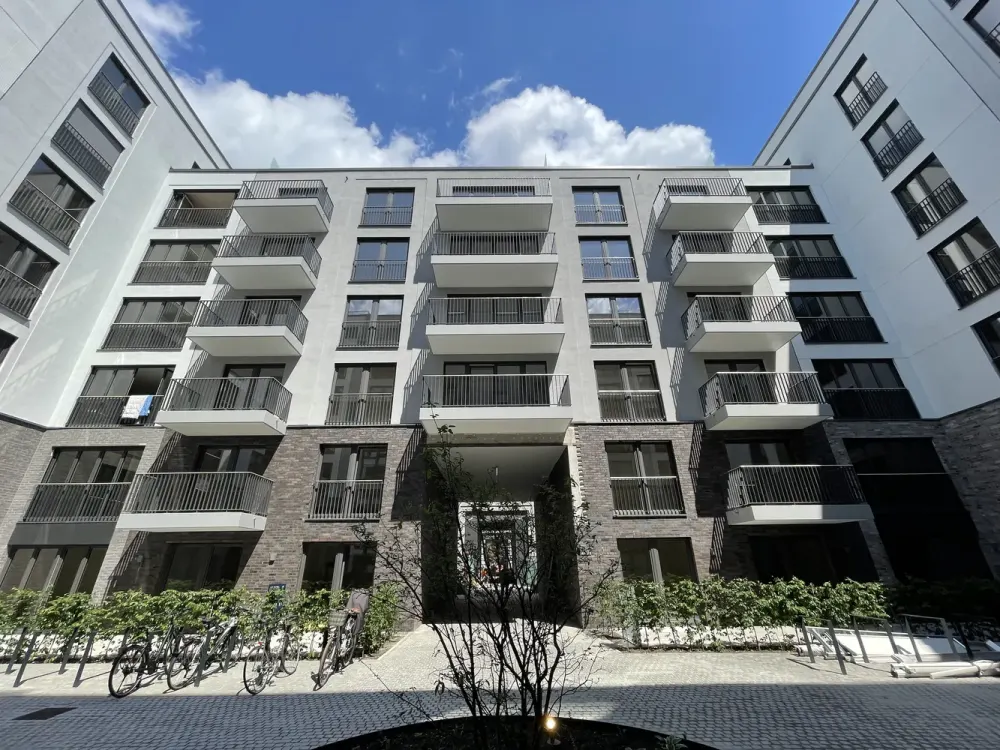 Am Gleisdreieck-Park: Stilvolle, moderne und möblierte Neubauwohnung in Tiergarten