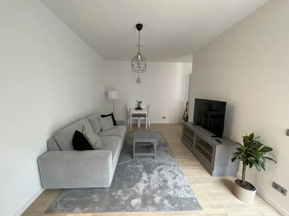 Am Gleisdreieck-Park: Stilvolle, moderne und möblierte Neubauwohnung in Tiergarten