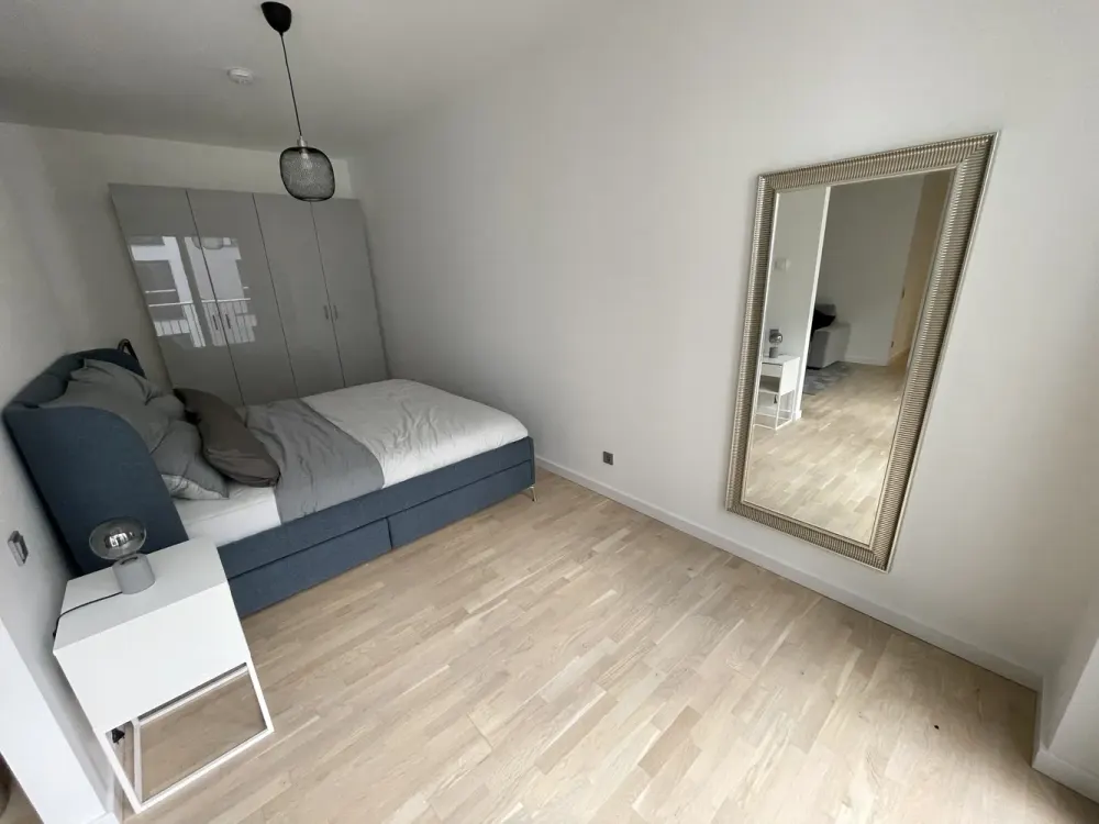 Am Gleisdreieck-Park: Stilvolle, moderne und möblierte Neubauwohnung in Tiergarten