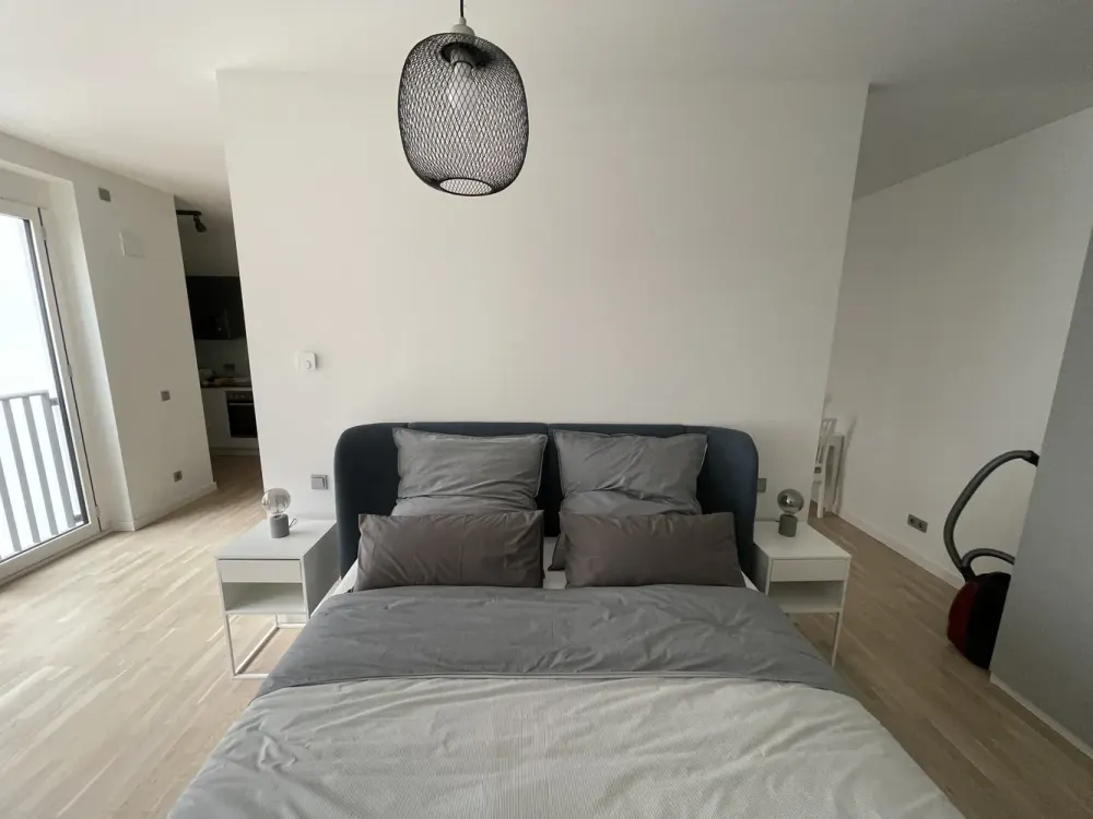 Am Gleisdreieck-Park: Stilvolle, moderne und möblierte Neubauwohnung in Tiergarten