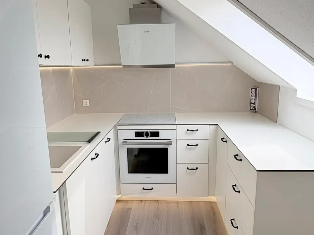 frisch renovierte helle 3-Zimmer-Dachgeschosswohnung