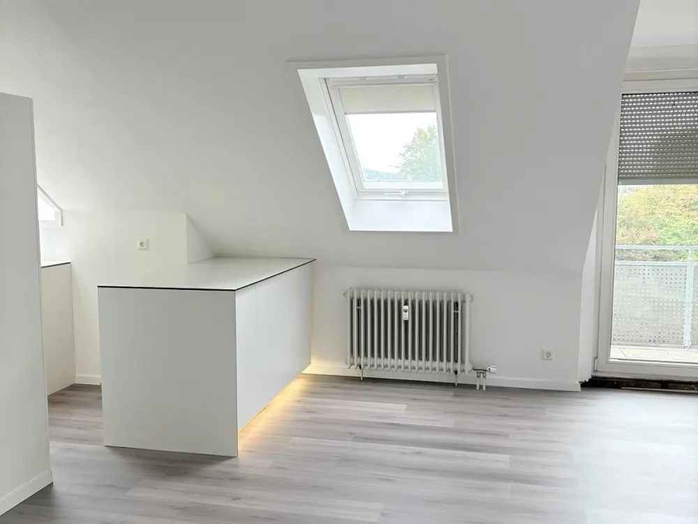 frisch renovierte helle 3-Zimmer-Dachgeschosswohnung