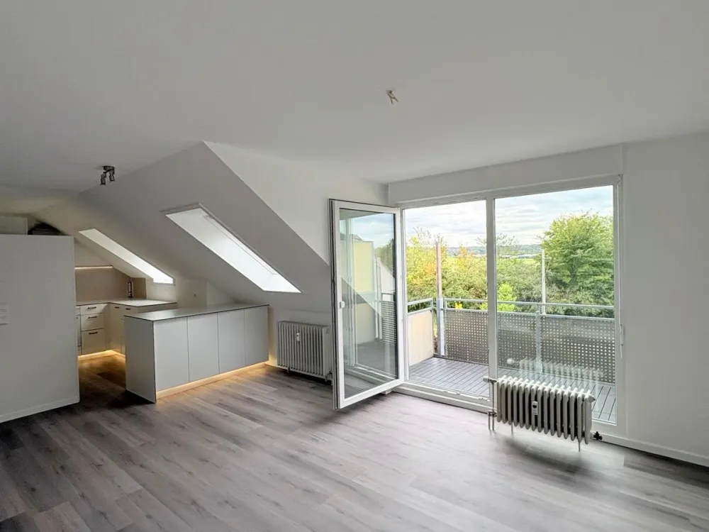 frisch renovierte helle 3-Zimmer-Dachgeschosswohnung
