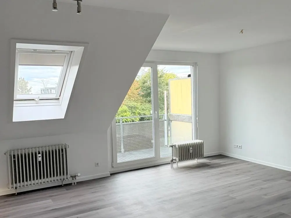 frisch renovierte helle 3-Zimmer-Dachgeschosswohnung
