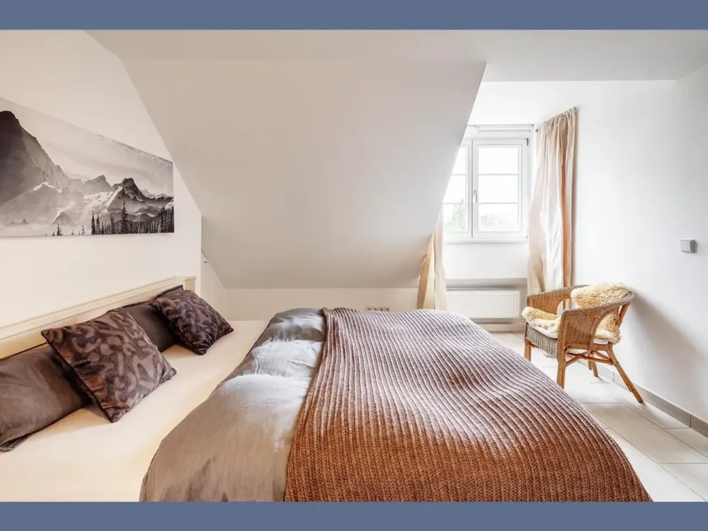 Möbliert: Nähe Schlosspark: Exklusive Dachgeschosswohnung