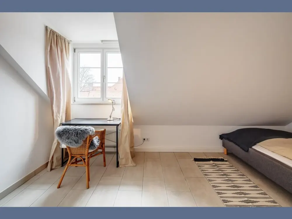Möbliert: Nähe Schlosspark: Exklusive Dachgeschosswohnung