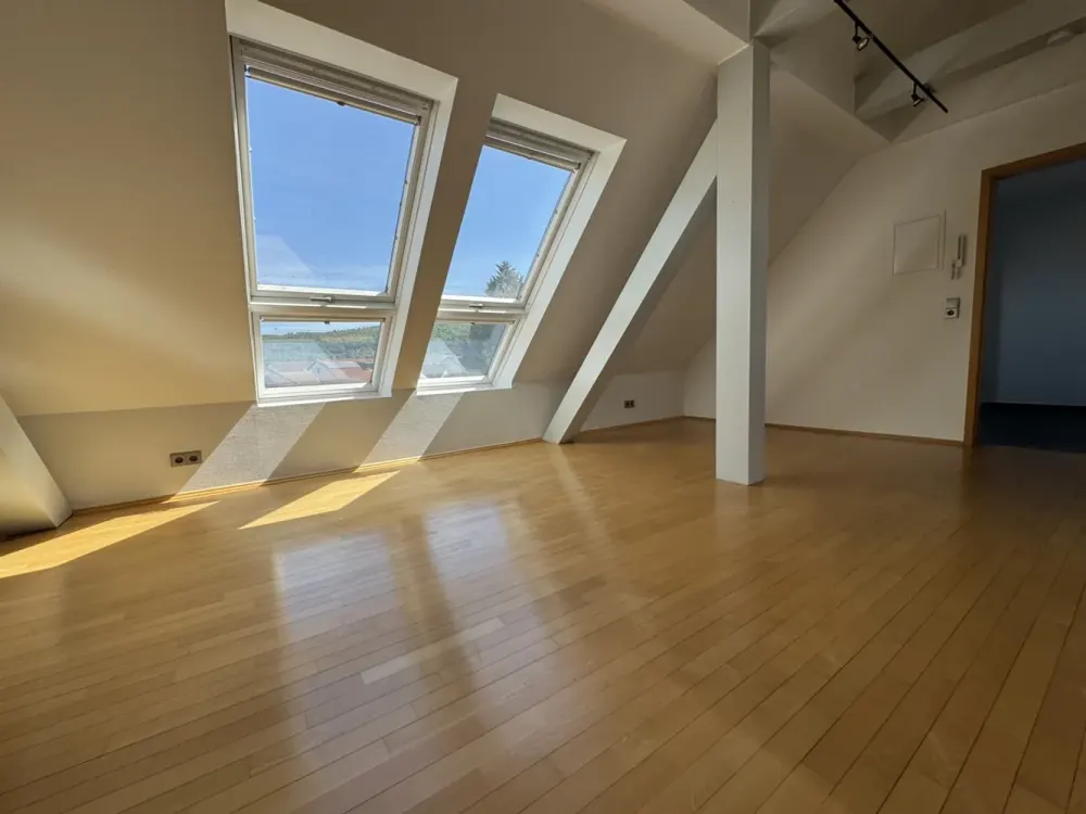 Maisonette with Attic Studio, Modern Living Feeling on Two Levels, Fully Equipped with New Air Conditioning Technology