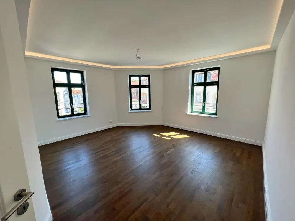 LUXURIÖSE 2-Zi.-Whg.: *dunkles Parkett * Fußbodenheizung * Lichtbänder * Tageslichtbad * Aufzug *