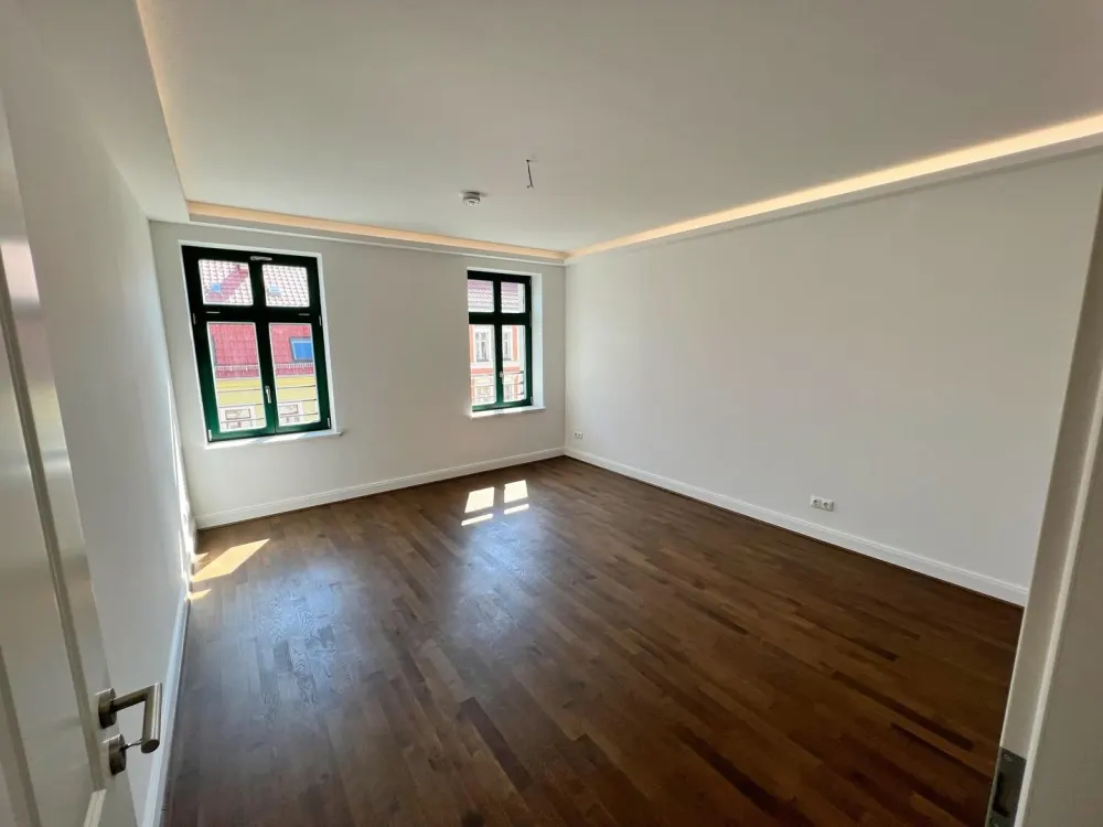 LUXURIÖSE 2-Zi.-Whg.: *dunkles Parkett * Fußbodenheizung * Lichtbänder * Tageslichtbad * Aufzug *