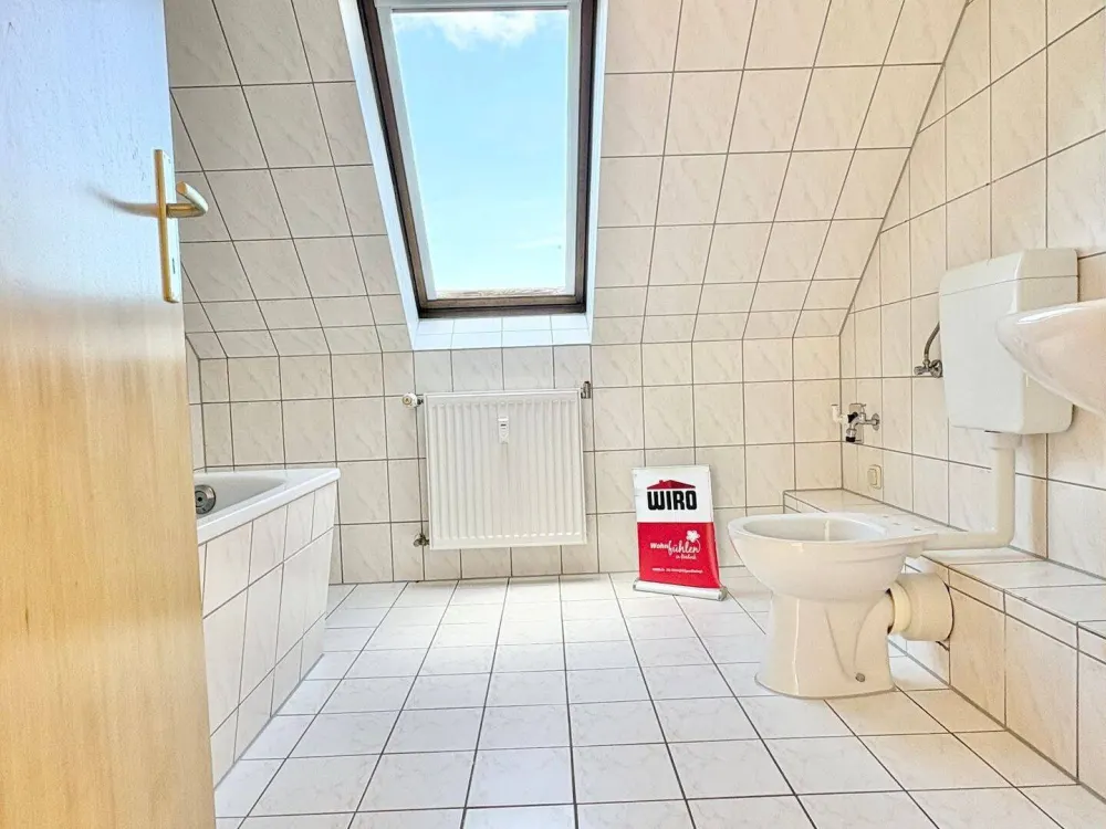 Dachgeschoss! 3-Zimmer-Wohnung mit Tageslichtbad und Badewanne in Rostock-Toitenwinkel