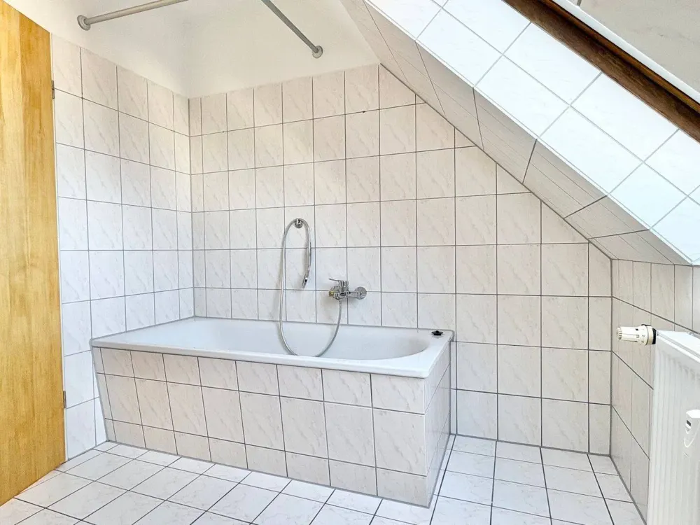 Dachgeschoss! 3-Zimmer-Wohnung mit Tageslichtbad und Badewanne in Rostock-Toitenwinkel
