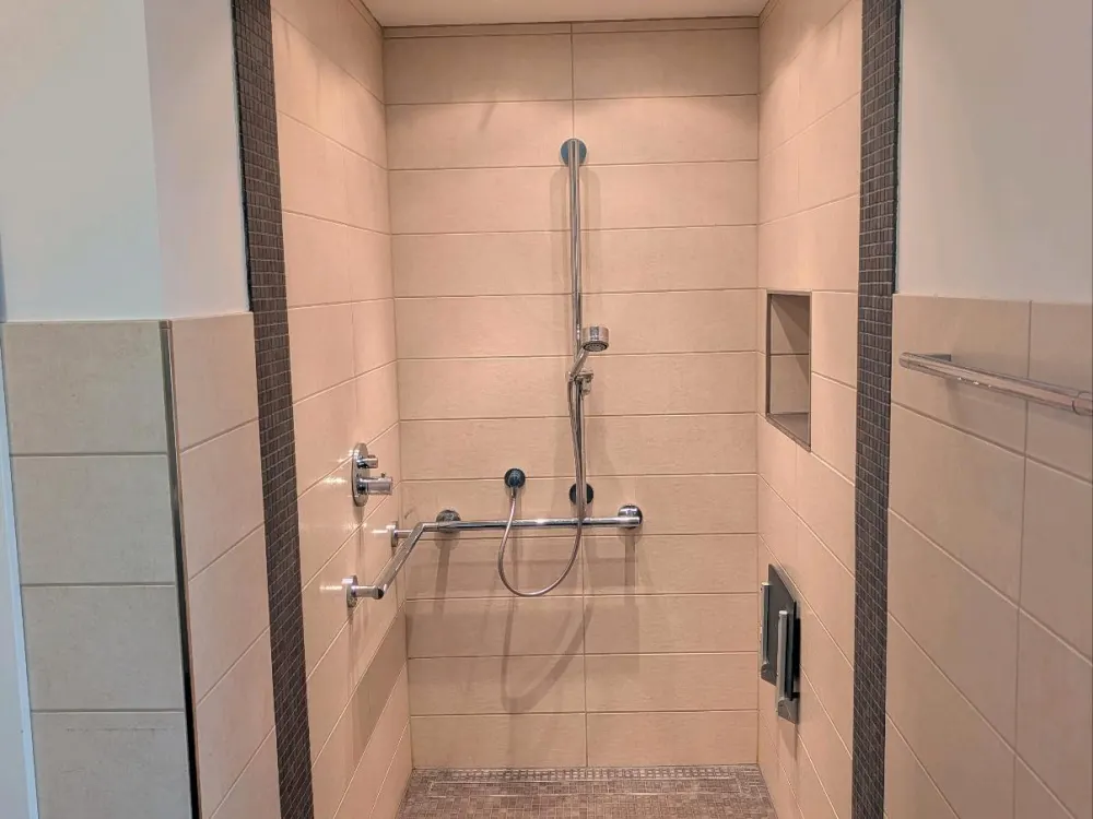 Barrierefreie 3-Zi.-Wohnung (125 m²), 80 qm Terrasse, neue EBK