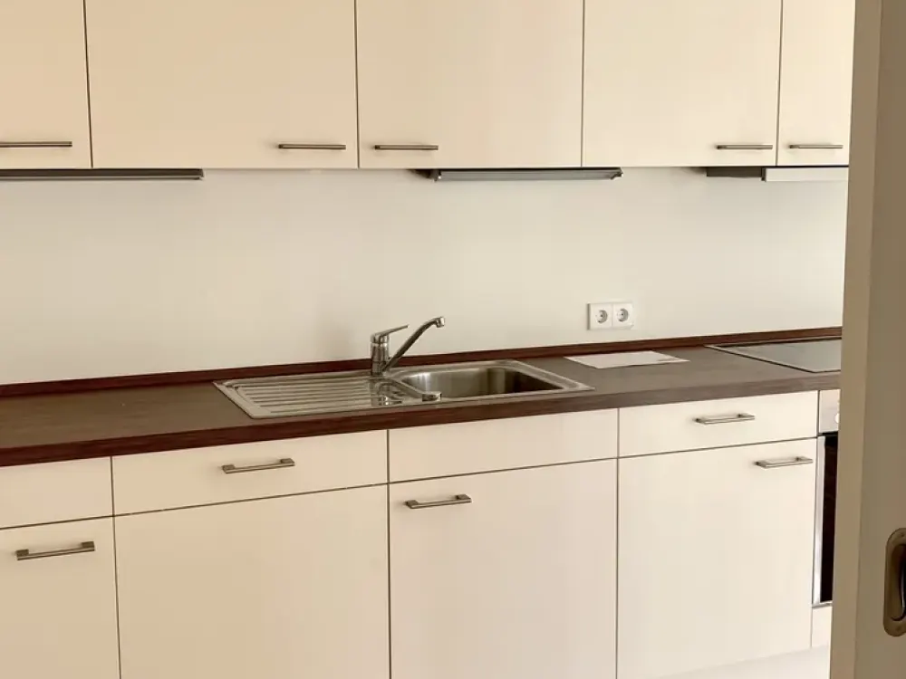 2 rooms, 2nd floor, fitted kitchen, loggia, shower bath in Zooviertel Hannover