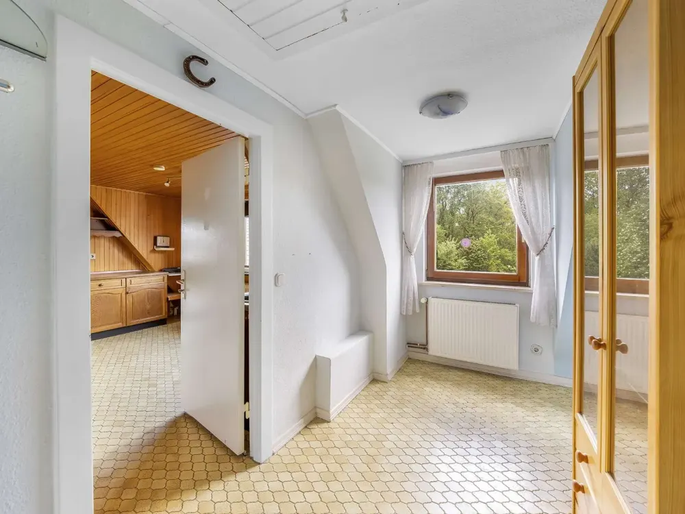 Gemütliche DG-Wohnung in gepflegter Doppelhaushälfte mit Blick ins Grüne